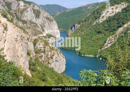 Blaues Wasser des Koman-Fierza-Sees zwischen steilen Klippen, Albanien Stockfoto