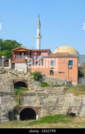 Ruinen des römischen Amphitheaters und Minaretts in Durres, Albanien Stockfoto