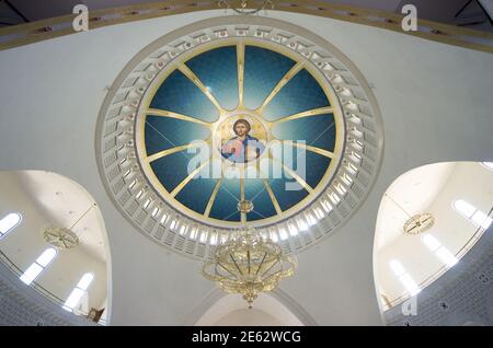 Innenansicht der Kuppel mit Bild von Jesus Christus in Kathedrale der Auferstehung - Tirana Stockfoto