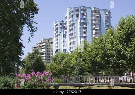 Moderne Gebäude am Boulevard gjergj fishta, parallel zum Fluss Lana in Tirana Stockfoto