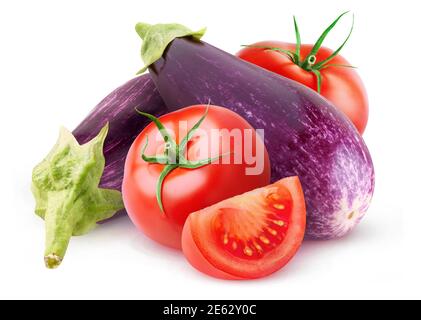 Isoliertes Gemüse. Rohe Auberginen und Tomaten isoliert auf weißem Hintergrund Stockfoto