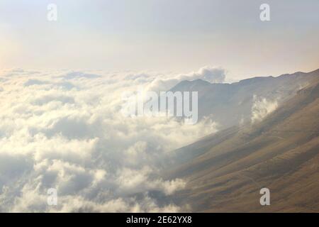 Nebel kriecht auf den Bergen im Nordlibanon. Stockfoto