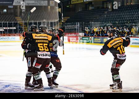 Bern, Schweiz. Januar 2021. 28. Januar 2021, Bern, PostFinance-Arena, Nationalliga: SC Bern - Friborg-Gotteron, von links: # 29 Vincent Praplan (Bern), # 55 Calle Andersson (Bern), # 21 Simon Moser (Bern) und # 10 Tristan Scherwey (Bern) jubeln mit einem 5-5 Tor Credit: SPP Sport Press Photo. /Alamy Live Nachrichten Stockfoto