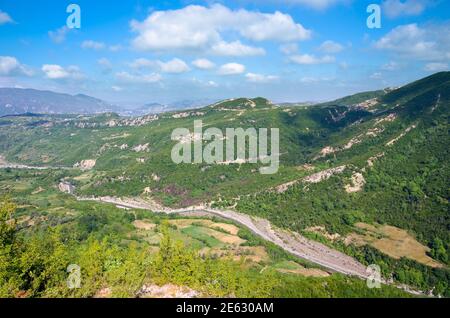 Blick auf das Tal Erzen vom Fußweg zur Pellumbas-Höhle, Albanien Stockfoto