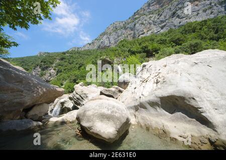 Canyon Erzen River den Weg hinunter, der zum führt Pellumbas Höhle auch bekannt als die Schwarze Höhle - Albanien Stockfoto