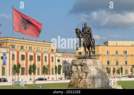 Auf dem Platz, der dem Nationalhelden Skanderbeg gewidmet ist, dominiert Seine Reiterstatue und winkende albanische Flagge - Tirana Stockfoto