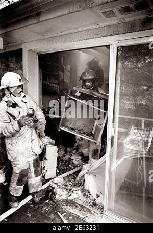 Feuerwehrleute bei der Arbeit. Ein Feuerwehrmann ist ein Rettungsdienst, der umfassend in der Brandbekämpfung geschult ist, vor allem um gefährliche Brände zu löschen, die Leben, Eigentum und die Umwelt bedrohen, sowie um Menschen und in einigen Fällen oder Gerichtsbarkeiten auch Tiere aus gefährlichen Situationen zu retten. Männliche Feuerwehrleute werden manchmal umgangssprachlich durch den historischen Begriff Feuerwehrmann (und, weniger häufig, ein weiblicher Feuerwehrmann durch den Begriff firewoman) bezeichnet, obwohl die Verwendung dieser Terminologie offiziell abgeraten wird. Die Brandbekämpfung wird weiter in Fähigkeiten unterteilt, die Folgendes umfassen: Größe-up, Löschen, Lüftung, Stockfoto