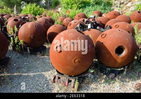 Rostige Marineminen in Albanien Stockfoto