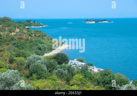 Küste und Inseln des Skadar See an der Grenze zwischen Albanien und Montenegro Stockfoto