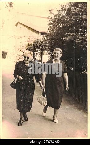 BRAUNLAGE, OSTDEUTSCHLAND - JUNI 1967: Zwei ältere Frauen im Kurort Braunlage in Niedersachsen in Deutschland. Vintage Schwarz-Weiß-Foto. 1970s Stockfoto