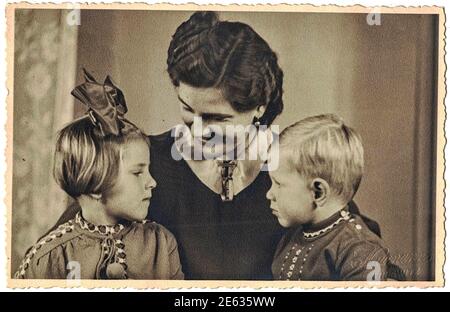 OBERLUNGWITZ, DEUTSCHLAND - 30. NOVEMBER 1939: Das Vintage-Foto zeigt Familienfoto, Mutter und Kinder - Mädchen und Junge. Studio Portrait.1940s Stockfoto