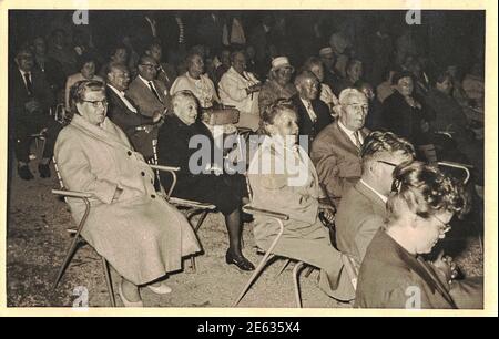 BRAUNLAGE, OSTDEUTSCHLAND - JUNI 1961: Retro hoto zeigt ältere Menschen im Kurort Braunlage in Niedersachsen in Deutschland. 1960s. Stockfoto