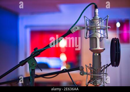 Detail des Kondensator-Mikrofons für Gesang im Musikstudio Stockfoto