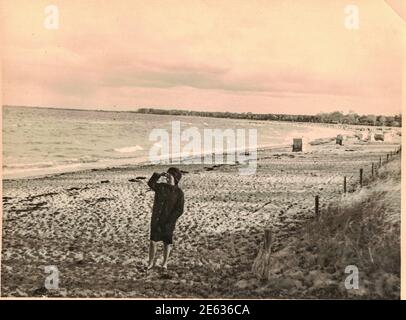 DEUTSCHLAND - UM 1960s: Retro-Foto zeigt Frau, die sealine an der Ostsee sieht. Retro schwarz-weiß Foto.1960s Stockfoto