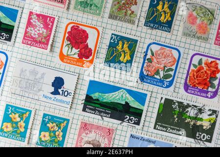 Neuseeländische Briefmarkensammlung im Album, Greater London, England, Vereinigtes Königreich Stockfoto