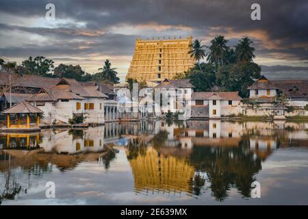 Schöne Gold Sree Padmanabhaswamy Tempel spiegelt sich in einem Teich bei Sonnenuntergang, Thiruvananthapuram Stadt, Kerala, Südindien Stockfoto