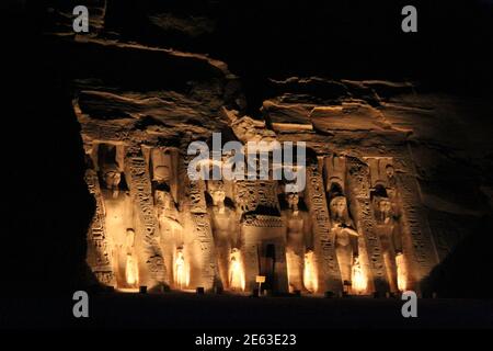 Berühmter Tempel von Nefertari in Abu Simbel bei Nacht, Ägypten Stockfoto