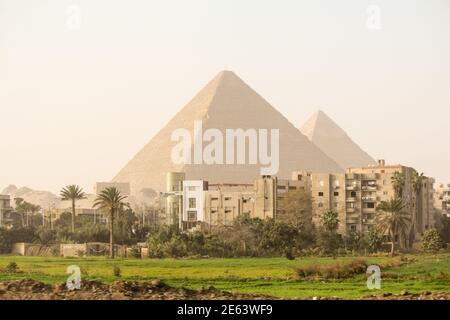 Wohngebäude von Kairo bedroht die Pyramiden von Gizeh, Ägypten Stockfoto