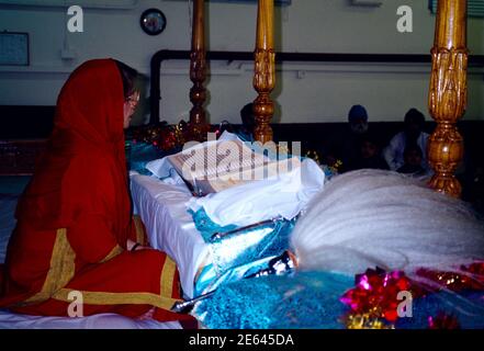 England London tuten Kalsa Zentrum Frau Lesung Guru Granth Sahib Stockfoto