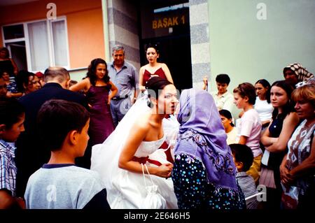 Istanbul Türkei Türkische Hochzeit Braut In Der Straße Vor Hochzeit Küssen Mutter Stockfoto