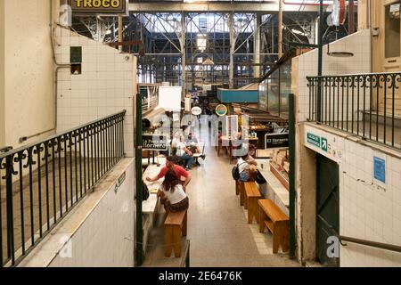 Buenos Aires, Argentinien; 24. Jan 2021: Menschen essen in kleinen Restaurants innerhalb San Telmo Markt, ein großer Indoor-Markt von großer Bedeutung als Tour Stockfoto