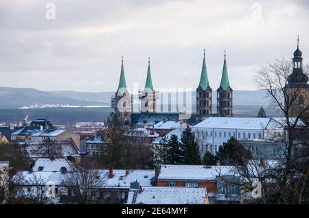 Skyline der Weltkulturerbe-Stadt Bamberg mit dem berühmten Kathedrale im Vordergrund an einem Wintertag Stockfoto