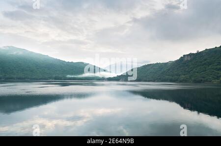 SANTA MARIA DEL ORO, NAYARIT / MEXIKO - 26. SEPTEMBER 2020. Der Kratersee Santa Maria del Oro befindet sich im nordwestlichen Teil des Transmexikanischen V. Stockfoto