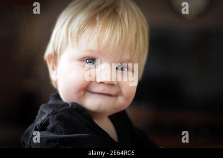 Ein einjähriger Junge, der die Kamera anschaut. Stockfoto