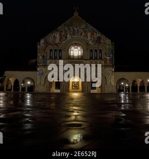 Tanford Memorial Church façade mit Regenreflektion bei Nacht Stockfoto