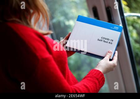 Eine Lehrerin mit einem COVID-19 Selbsttest Kit in ihrem Haus in Sussex, Großbritannien. Stockfoto