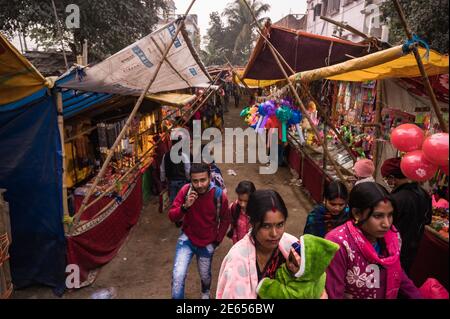 Tehatta, Indien. Januar 2021. Aufgrund des Coronavirus ist die Anzahl der Menschen in einer berühmten Dorfmesse namens Chinnomostar Mela im Vergleich zu anderen Jahren sehr gering. Dieses Foto wurde in Tehatta, Nadia, Westbengalen aufgenommen. (Foto von Soumyabrata Roy/Pacific Press) Quelle: Pacific Press Media Production Corp./Alamy Live News Stockfoto