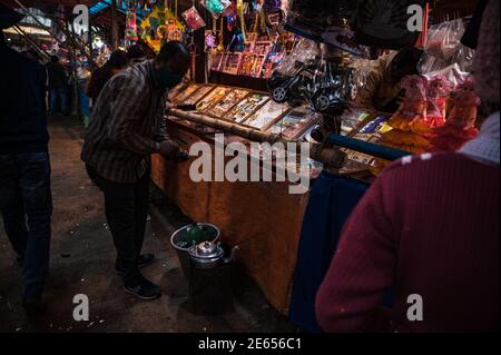 Tehatta, Indien. Januar 2021. Aufgrund des Coronavirus ist die Anzahl der Menschen in einer berühmten Dorfmesse namens Chinnomostar Mela im Vergleich zu anderen Jahren sehr gering. Dieses Foto wurde in Tehatta, Nadia, Westbengalen aufgenommen. (Foto von Soumyabrata Roy/Pacific Press) Quelle: Pacific Press Media Production Corp./Alamy Live News Stockfoto