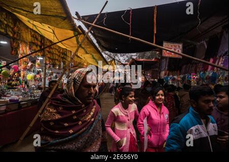 Tehatta, Indien. Januar 2021. Aufgrund des Coronavirus ist die Anzahl der Menschen in einer berühmten Dorfmesse namens Chinnomostar Mela im Vergleich zu anderen Jahren sehr gering. Dieses Foto wurde in Tehatta, Nadia, Westbengalen aufgenommen. (Foto von Soumyabrata Roy/Pacific Press) Quelle: Pacific Press Media Production Corp./Alamy Live News Stockfoto