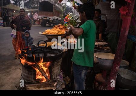 Tehatta, Indien. Januar 2021. Aufgrund des Coronavirus ist die Anzahl der Menschen in einer berühmten Dorfmesse namens Chinnomostar Mela im Vergleich zu anderen Jahren sehr gering. Dieses Foto wurde in Tehatta, Nadia, Westbengalen aufgenommen. (Foto von Soumyabrata Roy/Pacific Press) Quelle: Pacific Press Media Production Corp./Alamy Live News Stockfoto