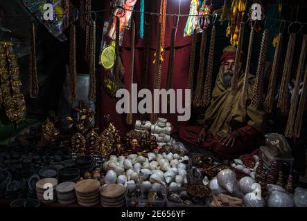 Tehatta, Indien. Januar 2021. Aufgrund des Coronavirus ist die Anzahl der Menschen in einer berühmten Dorfmesse namens Chinnomostar Mela im Vergleich zu anderen Jahren sehr gering. Dieses Foto wurde in Tehatta, Nadia, Westbengalen aufgenommen. (Foto von Soumyabrata Roy/Pacific Press) Quelle: Pacific Press Media Production Corp./Alamy Live News Stockfoto