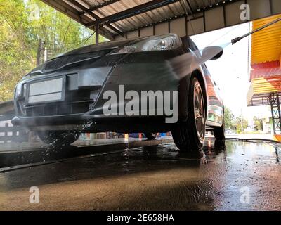 Autowaschgang. Reinigung Auto Mit Hochdruckwasser. Stockfoto