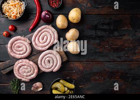 Bayerische Wurst püriert Kartoffel und Sauerkraut, auf alten dunklen Holztisch Hintergrund, Draufsicht flach legen, mit Platz für Text Copyspace Stockfoto