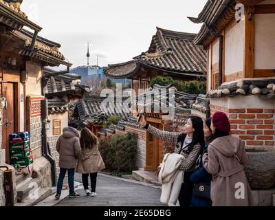 Touristen, die ein Selfie im Bukchon Hanok Village machen, einem Gebiet mit traditionellen koreanischen Häusern in Seoul, Südkorea Stockfoto