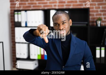 Mann, Der Schlechtes Feedback Gibt Und Die Daumen Nach Unten Nicht Mag Stockfoto