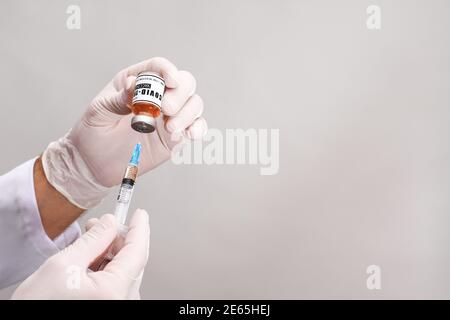Gesundheitsarbeiter wählt Impfstoff in Spritze. Impfung Menschen für Coronavirus Covid-19. Stockfoto