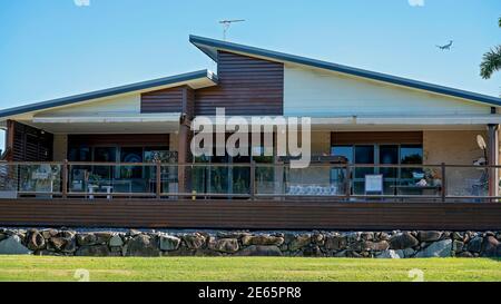 Mackay, Queensland, Australien - Januar 2021: Wohnapartments mit Sonnendecks für einfache Unterhaltung Stockfoto