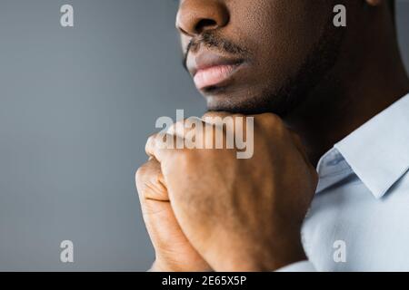 Afroamerikanischer Mann, Der Gott Betet Und Sucht Stockfoto