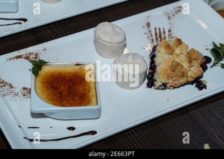 Mehr Arten von süßen Desserts auf einem weißen Teller Stockfoto