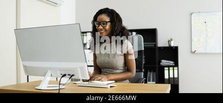 Happy African American Business Frau Mit Computer Stockfoto