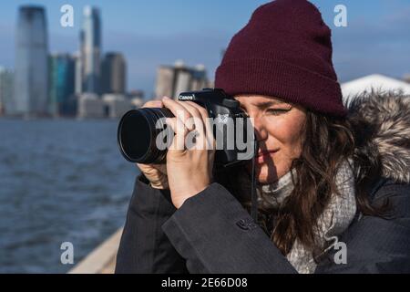 Eine Frau, die während des ein Foto im Battery Park gemacht hat Winter Stockfoto