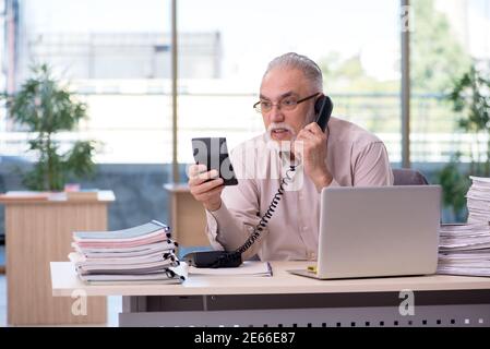 Erfahrener männlicher Buchhalter im Budgetplanungskonzept Stockfoto