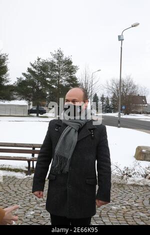 Bürgermeister Rafal Gronicz beim Tag des Gedenkens an die Opfer des Nationalsozialismus 2021 in Zgorzelec, P Stockfoto