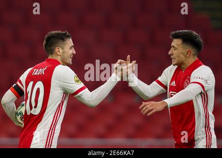 AMSTERDAM, NIEDERLANDE - JANUAR 28: Dusan Tadic mit Lisandro Martinez während des niederländischen Eredivisie-Spiels zwischen Ajax und Willem II bei Johan Cruijff Stockfoto
