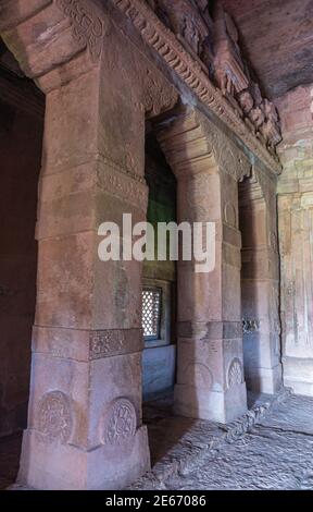 Aibole, Karnataka, Indien - 7. November 2013: Durga Gudi oder Tempel. Schwere braune Steinsäulen und Balken, um das Dach zu stützen. Stockfoto