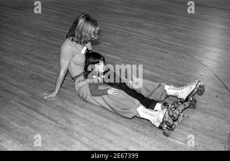 Schauspielerin Joan Hackett und Tochter im Flippers Roller Boogie Palace Stockfoto